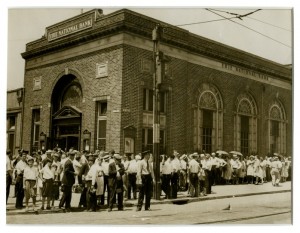 Erie Bank Dark Days: A 1931 run on the Erie National Bank in North Philadelphia. (Photo: Philadelphia Encyclopedia)