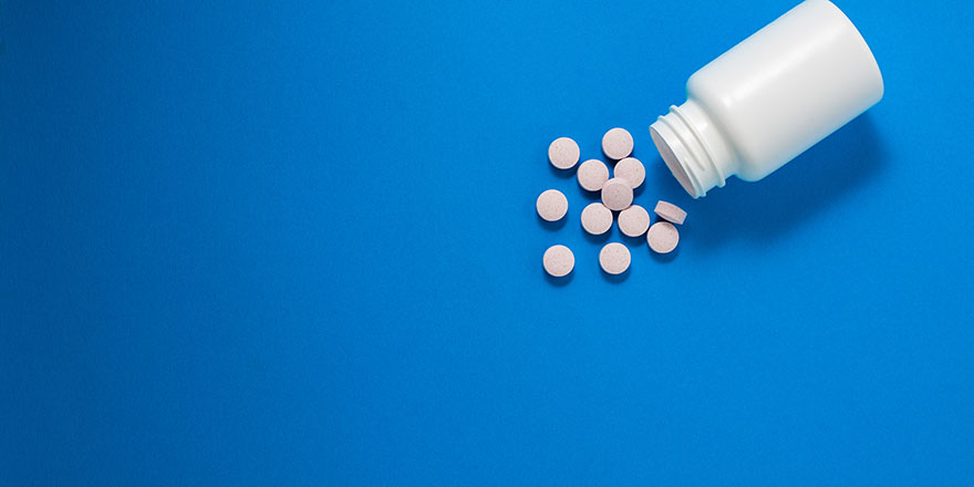 pills-on-blue-background