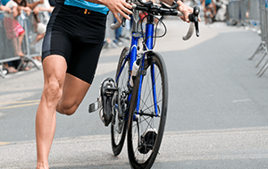 triathlon athlete running before getting onto bicycle